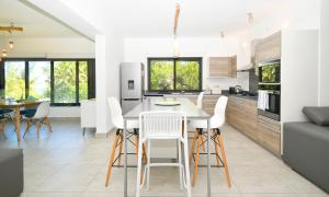 a kitchen with a table and chairs in a room at Le Bergamote in Riambel