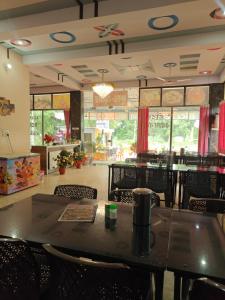 a dining room with a table and chairs in a restaurant at Hotel Shyam Vandan in Rīngas