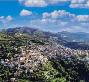 eine Luftaufnahme einer Stadt in den Bergen in der Unterkunft Ferula romantica mansarda tra fiumi e montagne Sardegna in Seùlo