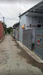 an empty street in front of a building at DMP Homestay in Ketapang