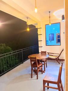 a patio with a table and chairs on a balcony at Green Mount View Cottage in Ella