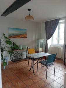 a living room with a table and chairs at Maison Belzaenea in Espelette