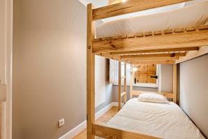 ein Schlafzimmer mit Etagenbetten in einem winzigen Haus in der Unterkunft River View Alfama Historic Lisbon in Lissabon