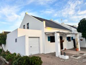 a white house with a garage at Casa Alento in Yzerfontein