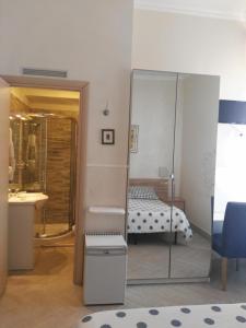 ローマにあるベッド&ブレックファースト アグリ ホルティ サルスティアーニのバスルーム(鏡付)、ベッド1台が備わります。