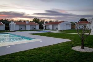 a villa with a swimming pool in a yard at Casa Veigas in Macedo de Cavaleiros
