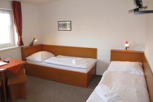 Tempat tidur dalam kamar di Hotel Zámeček