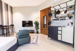 una camera da letto con un letto e una cucina con un tavolo di Amber Hospitality - Qurtubah a Riyad