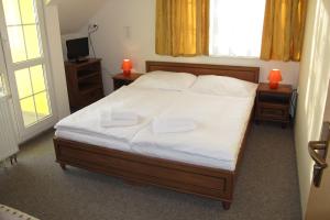 Tempat tidur dalam kamar di Hotel Zámeček