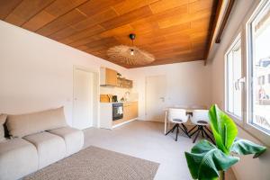 a living room with a couch and a table at La Casa Demi in Hetzerath