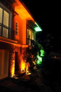 un edificio con luz verde a un lado por la noche en Casa Piabanha - Centro Histórico en Petrópolis
