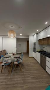 a kitchen and dining room with a table and chairs at Quarto privado com banheiro no centro de Viseu in Viseu
