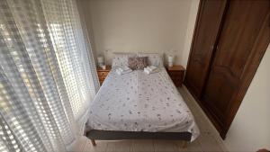 a bed in a room with curtains and a bed sidx sidx sidx sidx at Villa Nita Altaona Golf Turquoise Sleeps 4 adults in Baños y Mendigo +25 photos