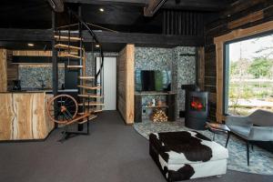 a living room with a spiral staircase and a fireplace at Elon ranta in Alvajärvi