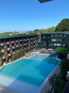 an overhead view of a swimming pool in front of a building at กิตติมา อพาร์ทเม้น in Nathon Bay