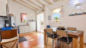 a kitchen and dining room with a table and chairs at Attico Residence Costa do Sol in Sal Rei