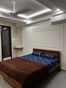 a bedroom with a large bed with a ceiling at 1Rk Karwar downtown Studio in Kārwār