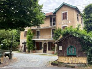 a building with a house with the words louvre at Govinda in Pontinvrea
