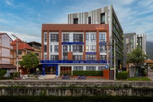 a building in the middle of a city at Salee Boutique Hotel in Chiang Mai