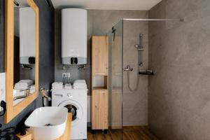a bathroom with a washing machine and a shower at Echo Gorców in Mszana Górna