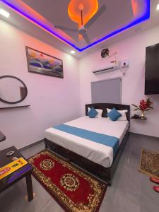 a bedroom with a bed and a tv in it at MShotel Surajgarh in Sūrajgarh
