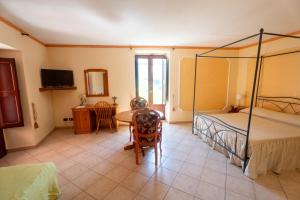 a bedroom with a bed and a table and a desk at Filohostel l'Albergo Glocale in Sant'Agata de' Goti