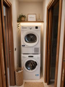a laundry room with a washer and a washing machine at Appartamento Magnolia 325 in Pomezia