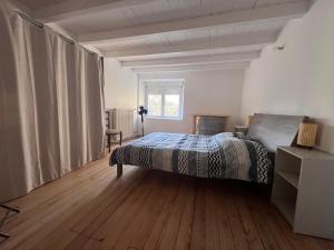 a bedroom with a bed and a window at Maison 2 chambres 