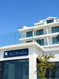 ein Gebäude mit einem Schild, auf dem Delim xliv steht in der Unterkunft Hotel Delfin Azul in A Lanzada + 63 Fotos