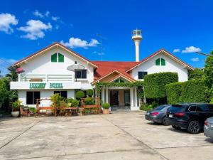 a house with a parking lot in front of it at Luxury Hotel ลักเซอรี่ โฮเทล in Ban Don Rak