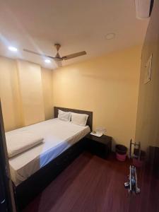 a bedroom with a large bed with a ceiling at Hotel Royal Palace in Kolkata