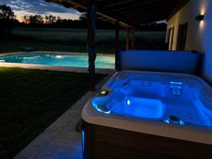 a jacuzzi tub in a backyard with a pool at Wellness chalupa in Havlíčkŭv Brod