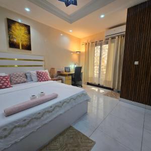 a bedroom with a large bed and a desk at Américain studio ngor almadies in Dakar