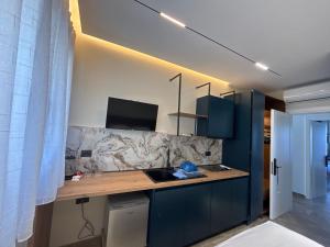 a kitchen with blue cabinets and a counter top at Sulejmanasi Rooms in Vlorë