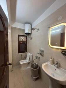a bathroom with a toilet and a sink at Hotel Nivasa, Narkanda in Nārkanda