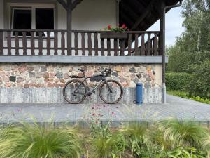 a bike parked on the side of a house at Dom Szalkowo Jeziorak Pavillon in Szałkowo
