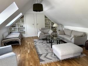 ein Wohnzimmer mit zwei Sofas und einem Tisch in der Unterkunft Kullsbacka in Skanör med Falsterbo