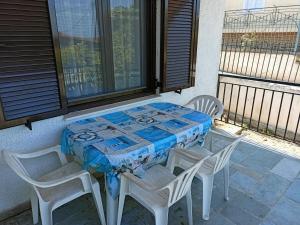 a table and chairs sitting on a balcony with a table and chairs at Sea view Dilesi in Dhílesi