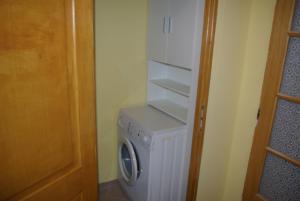 ソーにあるGîte Caribouの- 白い洗濯機&乾燥機(客室内)
