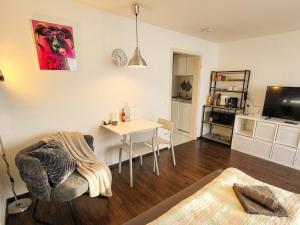 a living room with a table and a dining room at GLORYSTAY - Business Studio-Bosch Campus 2km-Tiefgarage-Workspace-Renningen in Renningen