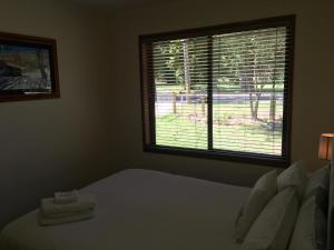 A bed or beds in a room at Acorn Lodge