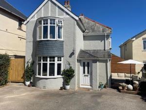 a white house with a white door at Belle-Vue in Truro