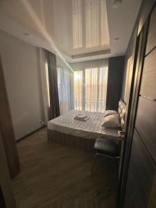 a small bedroom with a bed and a window at Millenium Villa in Kʼanakʼerravan