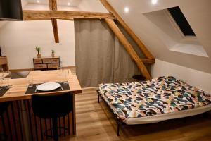 a room with a bed and a table in a room at Superbe Loft proche Troyes & Parking facile in Arcis-sur-Aube