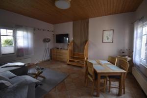 ein Wohnzimmer mit Sofa und Tisch in der Unterkunft Ferienwohnung Wesernest in Hessisch Oldendorf