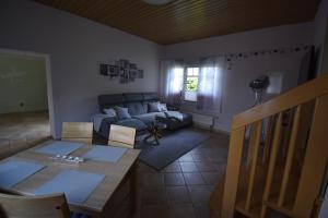 ein Wohnzimmer mit Sofa und Tisch in der Unterkunft Ferienwohnung Wesernest in Hessisch Oldendorf + 9 Fotos