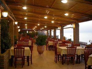 Reštaurácia alebo iné gastronomické zariadenie v ubytovaní Castella Beach