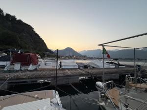 Eine Gruppe von Booten liegt an einem Dock vor Anker. in der Unterkunft Diva Catamarano in Feriolo