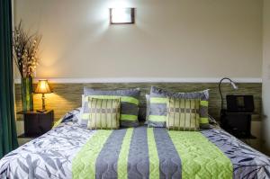 a bedroom with a bed with blue and green pillows at Family-Flexication-Friendly Villa, few steps from Eagle Beach in Palm-Eagle Beach +50 photos