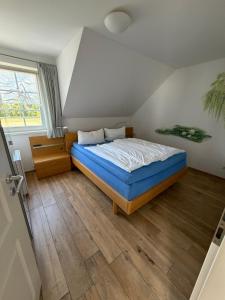 a bedroom with a bed with a blue mattress at Ferienwohnung Hafen in Neuendorf am See